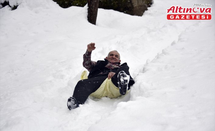 Köyde yaşayan 65 yaşındaki çiftin kar keyfi