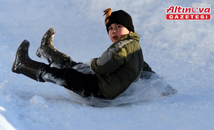 Köyüne kızak pisti yapan muhtar beyaz örtüyü çocuklar için eğlenceye dönüştürdü