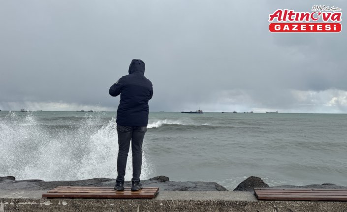 Kuvveti rüzgar nedeniyle Karadeniz'de dev dalgalar oluştu