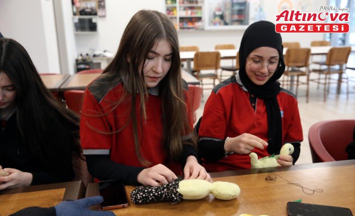 Lise öğrencileri yaptıkları bez bebekleri Şırnak'taki kütüphaneye gönderecek