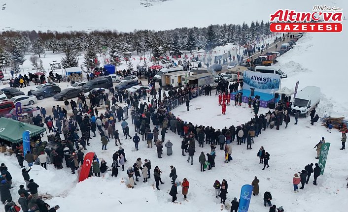 Ordu'da menderesleri ile ünlü Perşembe Yaylası'nda kar festivali yapıldı
