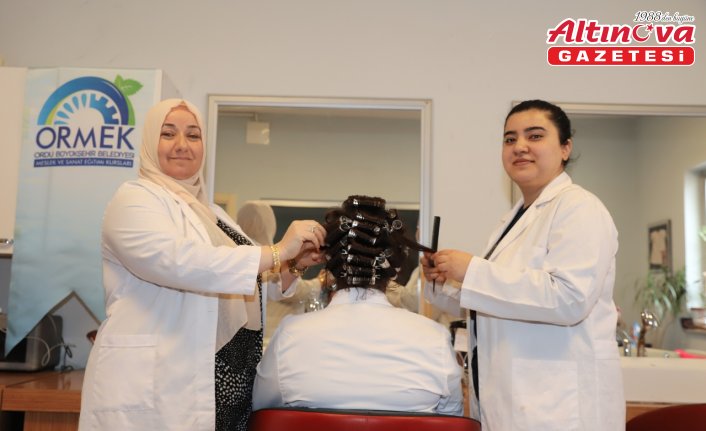 Ordu'da depremzede iki kadın öğrendikleri mesleği memleketlerinde yapacak