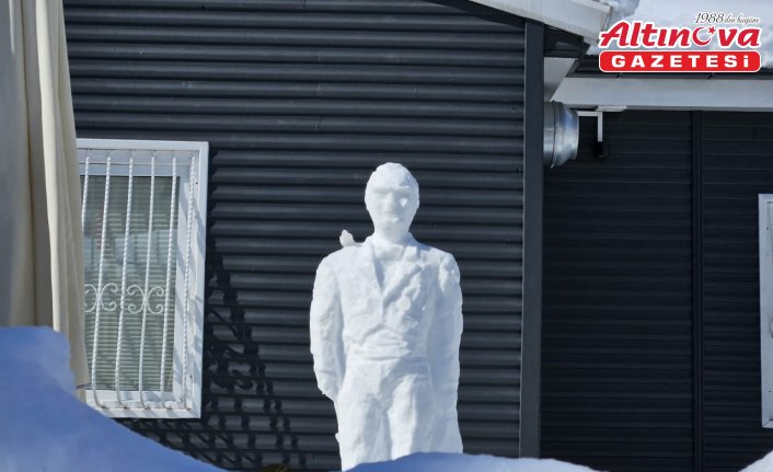 Ordu'da emekli öğretmen kardan Atatürk heykeli yaptı