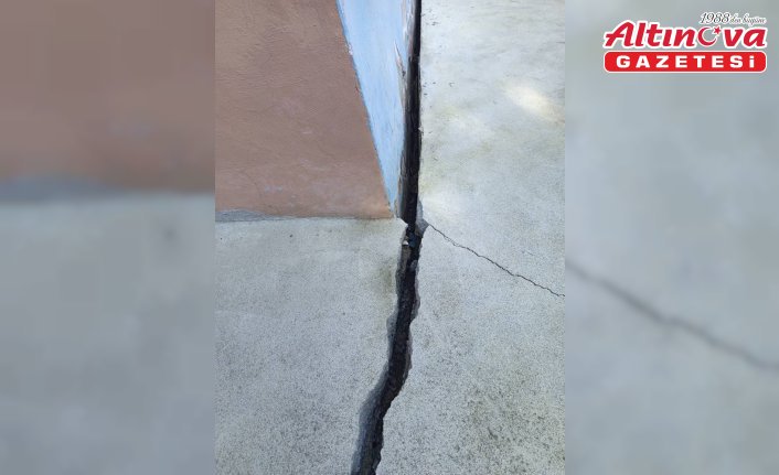 Rize'de bahçesinde çökmeler oluşan okulda eğitime ara verildi