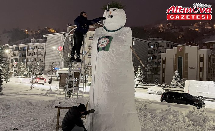 Rizeli gençlerden 4,5 metrelik kardan adam