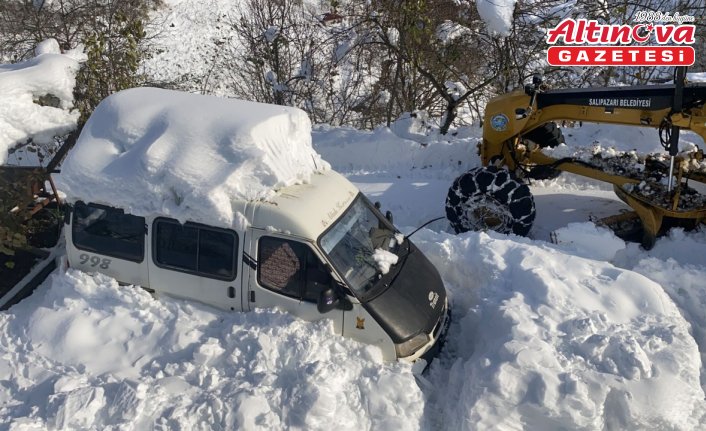 Salıpazarı Belediyesinin karla mücadele çalışmaları sürüyor