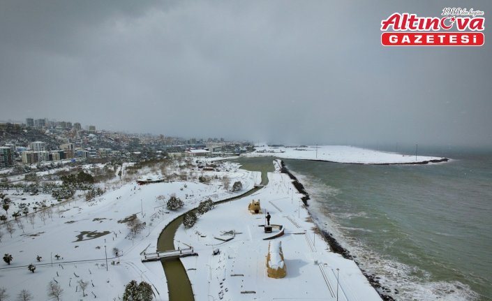 Samsun'da aralıklarla yağan kar güzel manzaralar oluşturdu