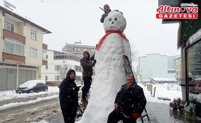 Samsun'da esnaftan 3 metrelik kardan adam