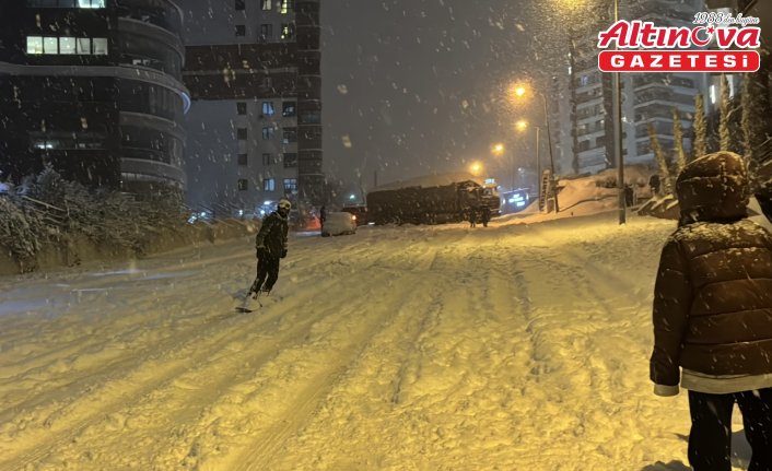 Samsun'da gençler, karla kaplı sokakta snowboard yaptı