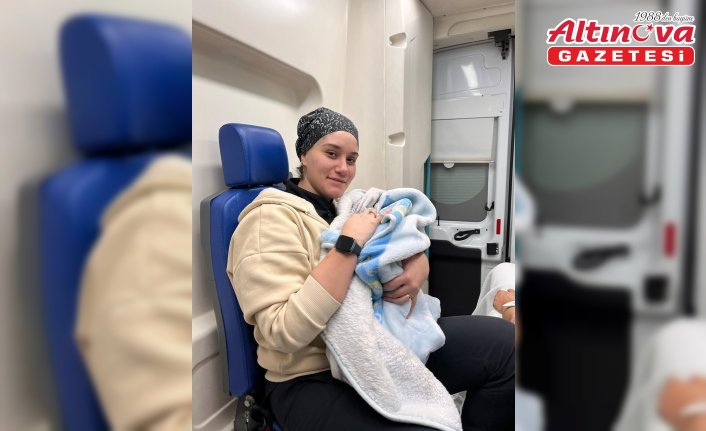Samsun'da hastane yolunda doğumu başlayan kadın bebeğini ambulansta dünyaya getirdi