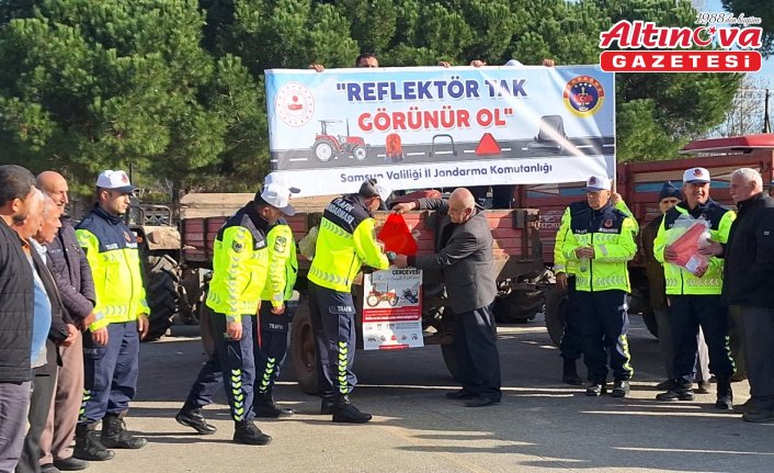 Bafra'da jandarma çiftçilere eğitim verip reflektör dağıttı