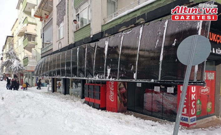 Samsun'da kar nedeniyle iş yerlerinin tenteleri çöktü