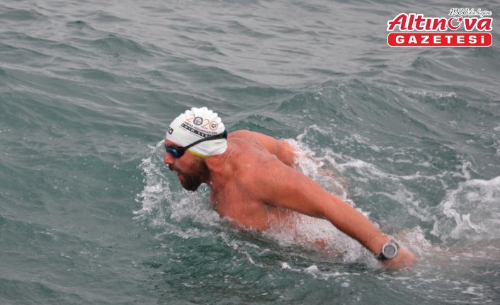 Sinop'ta iki sporcu kar yağarken denizde yüzerek antrenman yaptı