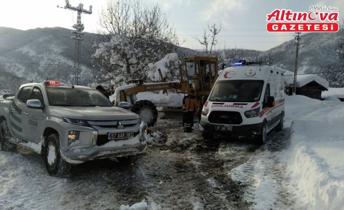 Sinop'ta kar nedeniyle mahsur kalan 74 hasta ekiplerce hastanelere ulaştırıldı