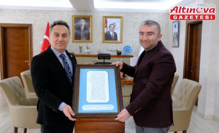 TOGÜ Rektörü Yılmaz'a dedesinin şehit kaydı hediye edildi