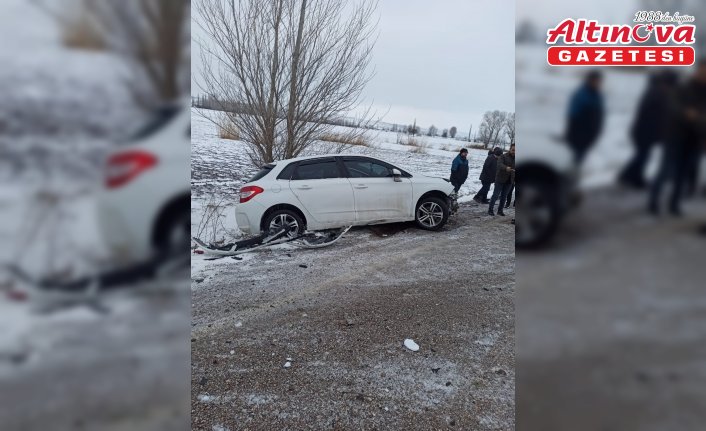Tokat'ta ağaca çarpan otomobilin sürücüsü yaralandı