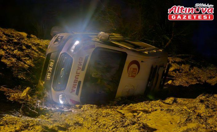 Tokat'ta devrilen ambulansın sürücüsü yaralandı
