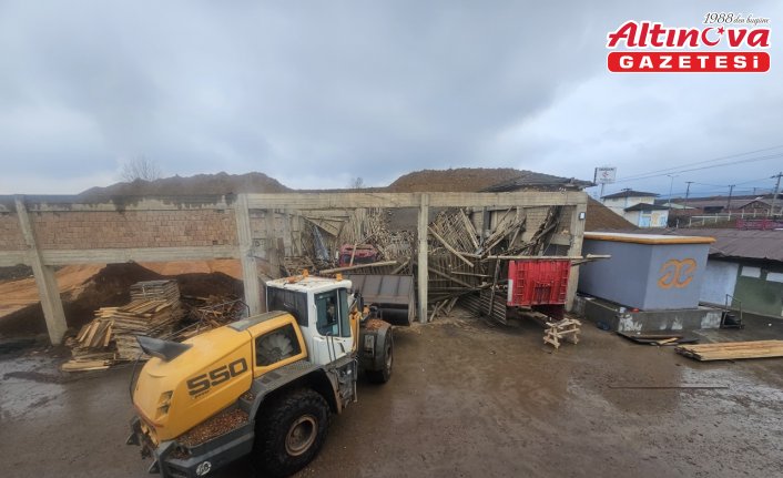 Tokat'ta garajın çatısının çökmesi sonucu 1 işçinin yaralanması kamerada