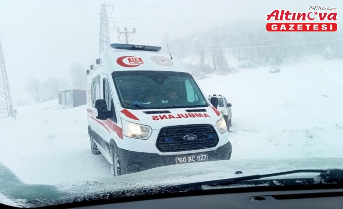 Tokat'ta köyde rahatsızlanan hasta yol açılarak hastaneye kaldırıldı