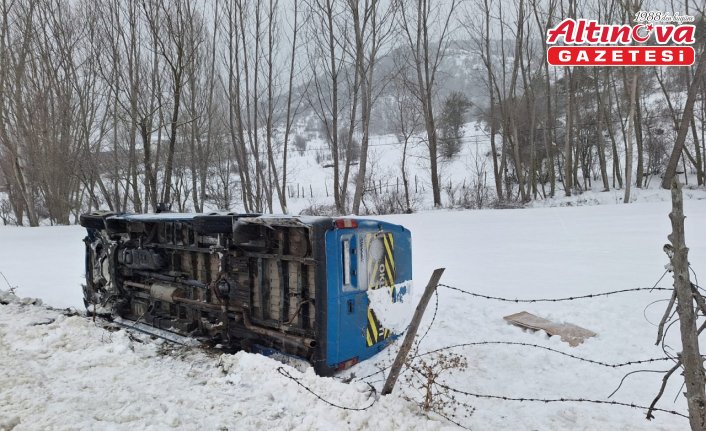 Tokat'ta öğretmenlerin bulunduğu minibüs devrildi, 2 kişi yaralandı
