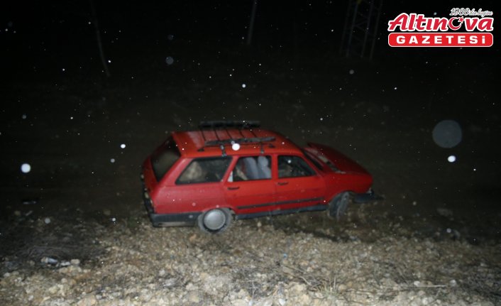 Tokat'ta şarampole düşen otomobildeki baba ve oğlu yaralandı