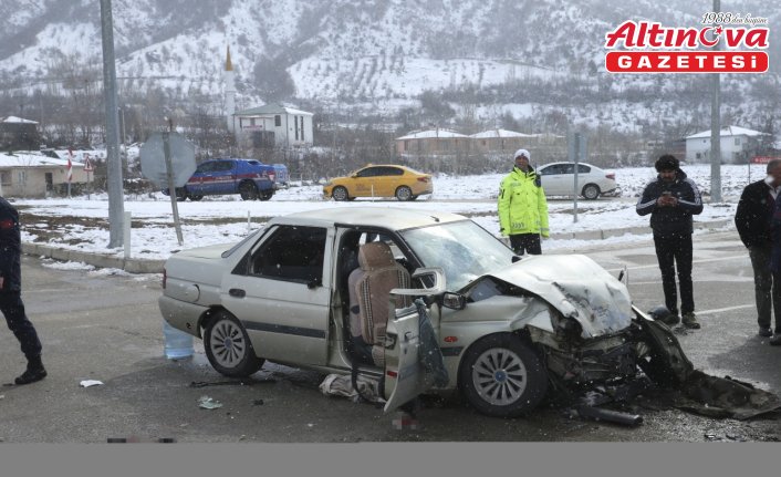 Tokat'ta tır ile çarpışan otomobilin sürücüsü öldü, 2 kişi yaralandı