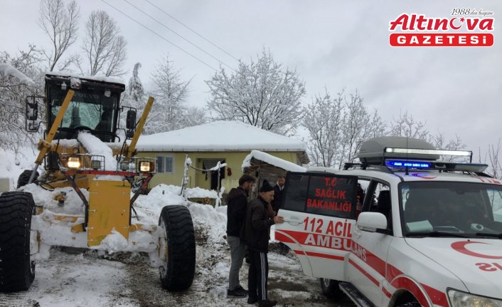 Tokat'ta yolu kardan kapanan köydeki hasta, ekiplerin çalışmasıyla hastaneye ulaştırıldı