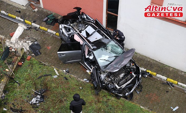 Trabzon'da site bahçesine devrilen otomobildeki anne ile oğlu yaralandı