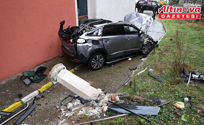 Trabzon'da site bahçesine devrilen otomobildeki anne ve oğlunun yaralandığı kaza kamerada