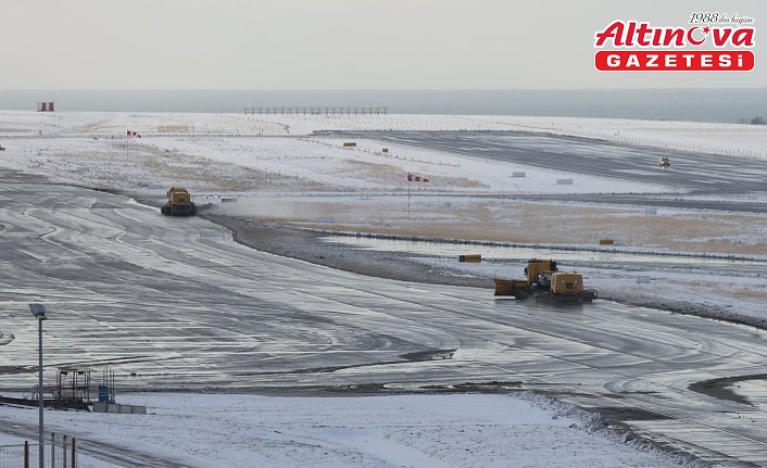 Trabzon Havalimanı'nda karla mücadele çalışmaları sürüyor