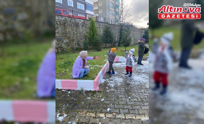 Trabzon'da öğrenciler için okul bahçesine kamyonla kar döküldü