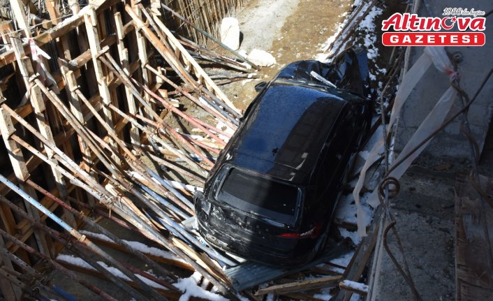 Trabzon'da otomobilin inşaat temeline düşmesi güvenlik kamerasında