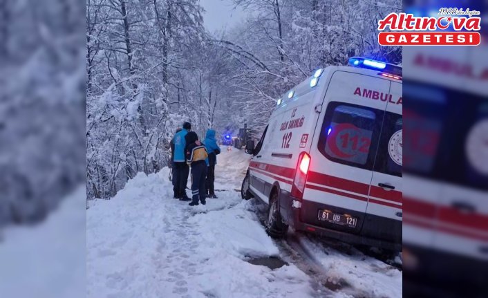 Trabzon'da rahatsızlanan kişi, yoldaki karın temizlenmesinin ardından hastaneye ulaştırıldı