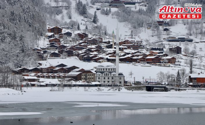 Uzungöl'ün yüzeyi buz tuttu