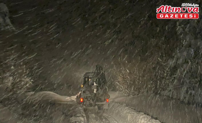Yolu kapanan köyde rahatsızlanan çocuğu hastaneye orman ekipleri ulaştırdı