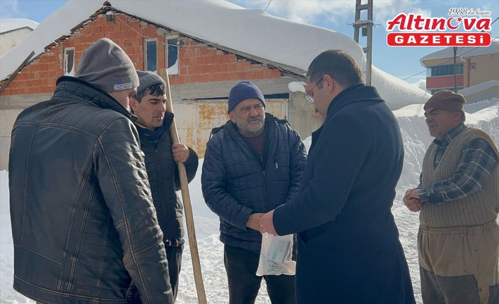 Yolu kardan kapandığı için merkeze gidemeyen hastanın ilaçlarını kaymakam ulaştırdı
