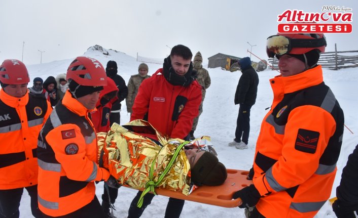 Zigana Dağı'nda üniversite öğrencilerine arama kurtarma eğitimi verildi
