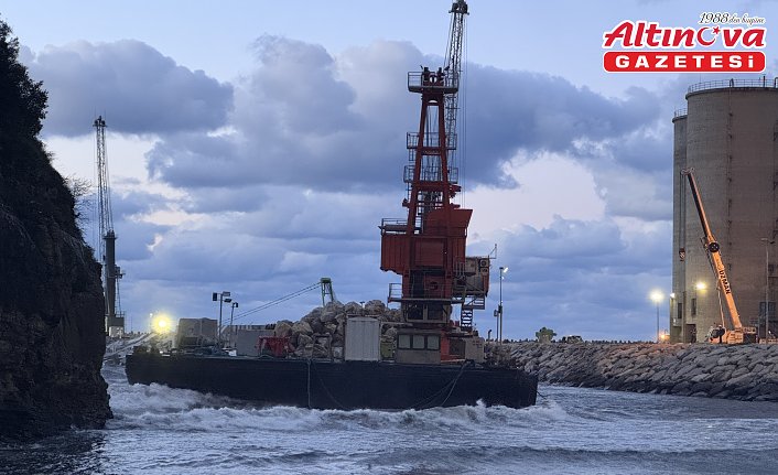 Zonguldak'ta yüzer vinçte mahsur kalan 5 kişi kurtarıldı