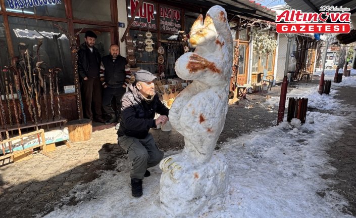 Zonguldak'ta baston ustası kardan sincap yaptı