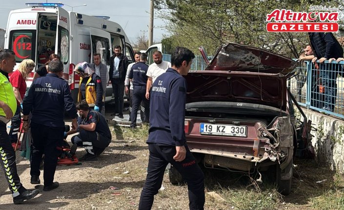 Amasya'da duvara çarpan otomobildeki 5 kişi yaralandı