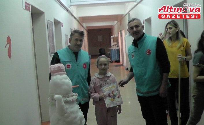 Amasya'da hastanede tedavi gören çocuklara kardan adam sürprizi