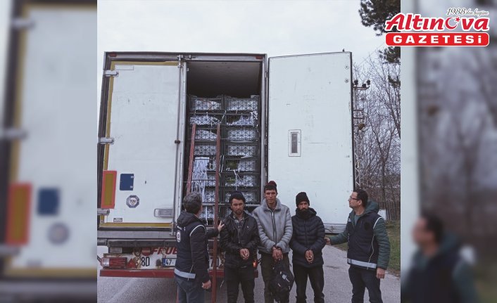 Amasya'da karpuz taşıyan tırın dorsesinde 3 düzensiz göçmen yakalandı
