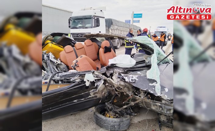 Amasya'da park halindeki tıra çarpan otomobildeki 4 kişi yaralandı