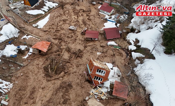 Artvin'de heyelanda 1 ev yıkıldı, 2 ev ağır hasar gördü