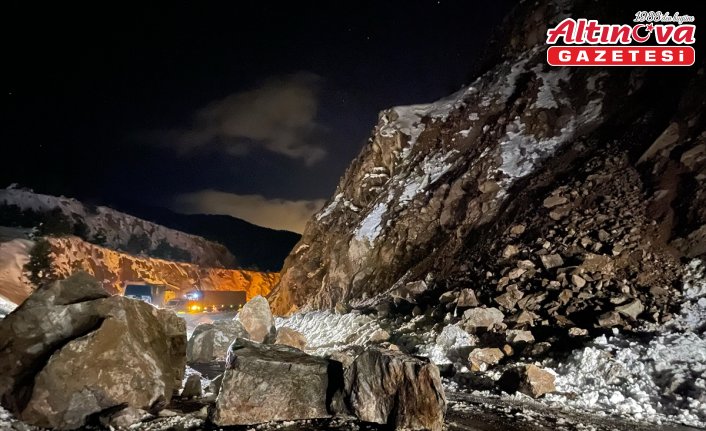 Artvin-Ardahan kara yolunda heyelan meydana geldi