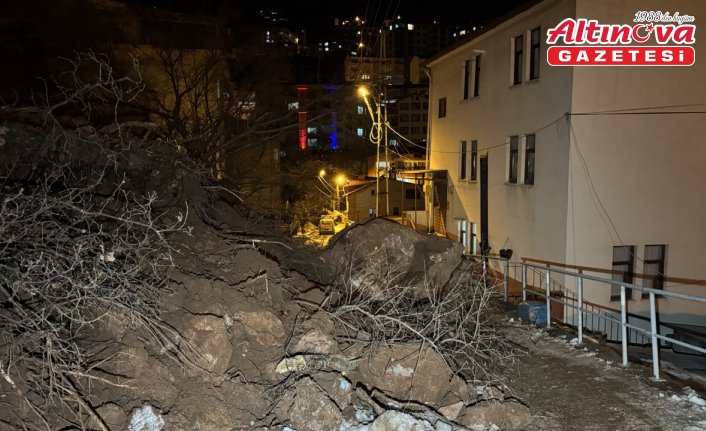 Artvin'de heyelan nedeniyle mahalle yolu ulaşıma kapandı