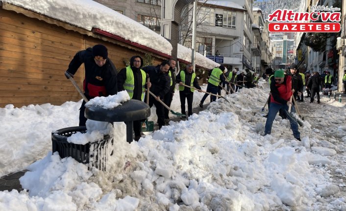 Artvin'de kar temizleme çalışmalarına vatandaşlar da katıldı
