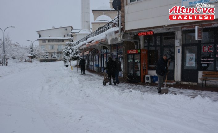 Başçiftlik ilçesinde kar yağışı etkili oldu