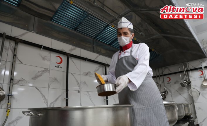 Bayburt'ta ihtiyaç sahibi 60 aileye günlük sıcak yemek veriliyor