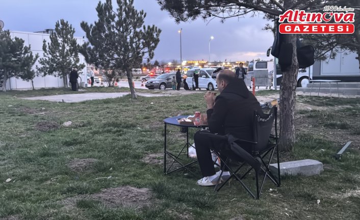 Bayram tatili için yola çıkan vatandaşlar iftarlarını yolda yaptı